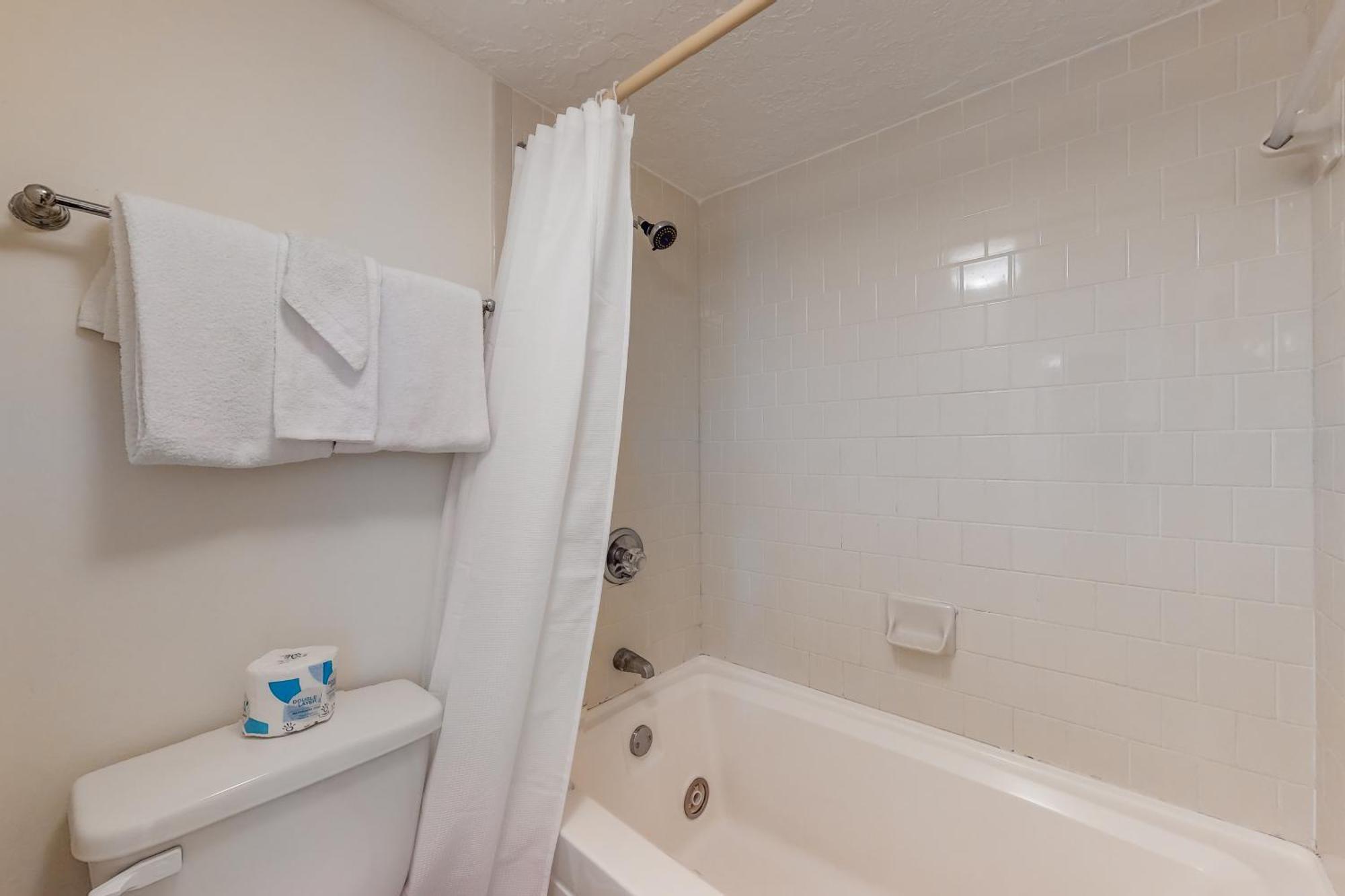 Romar Tower By Meyer Vacation Rentals Orange Beach Room photo