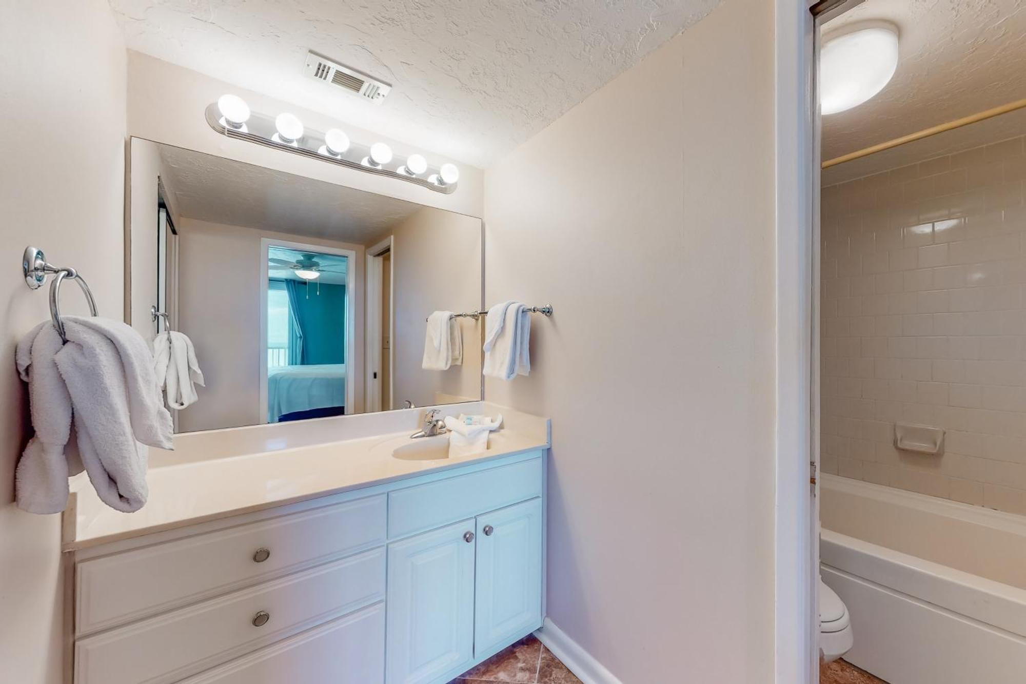 Romar Tower By Meyer Vacation Rentals Orange Beach Room photo